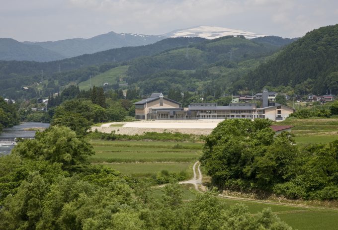 南側遠景。左側に寒河江川、正面奥に月山を望む。