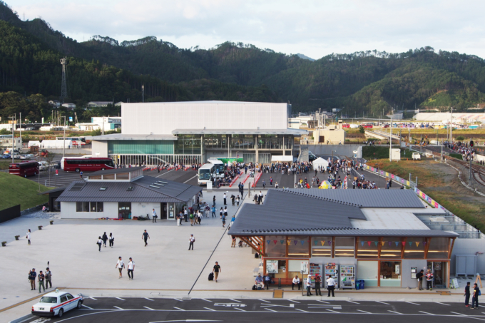 左中：いのちをつなぐ未来館、右手前：鵜の郷交流館（奥：釜石市民体育館）©CAt