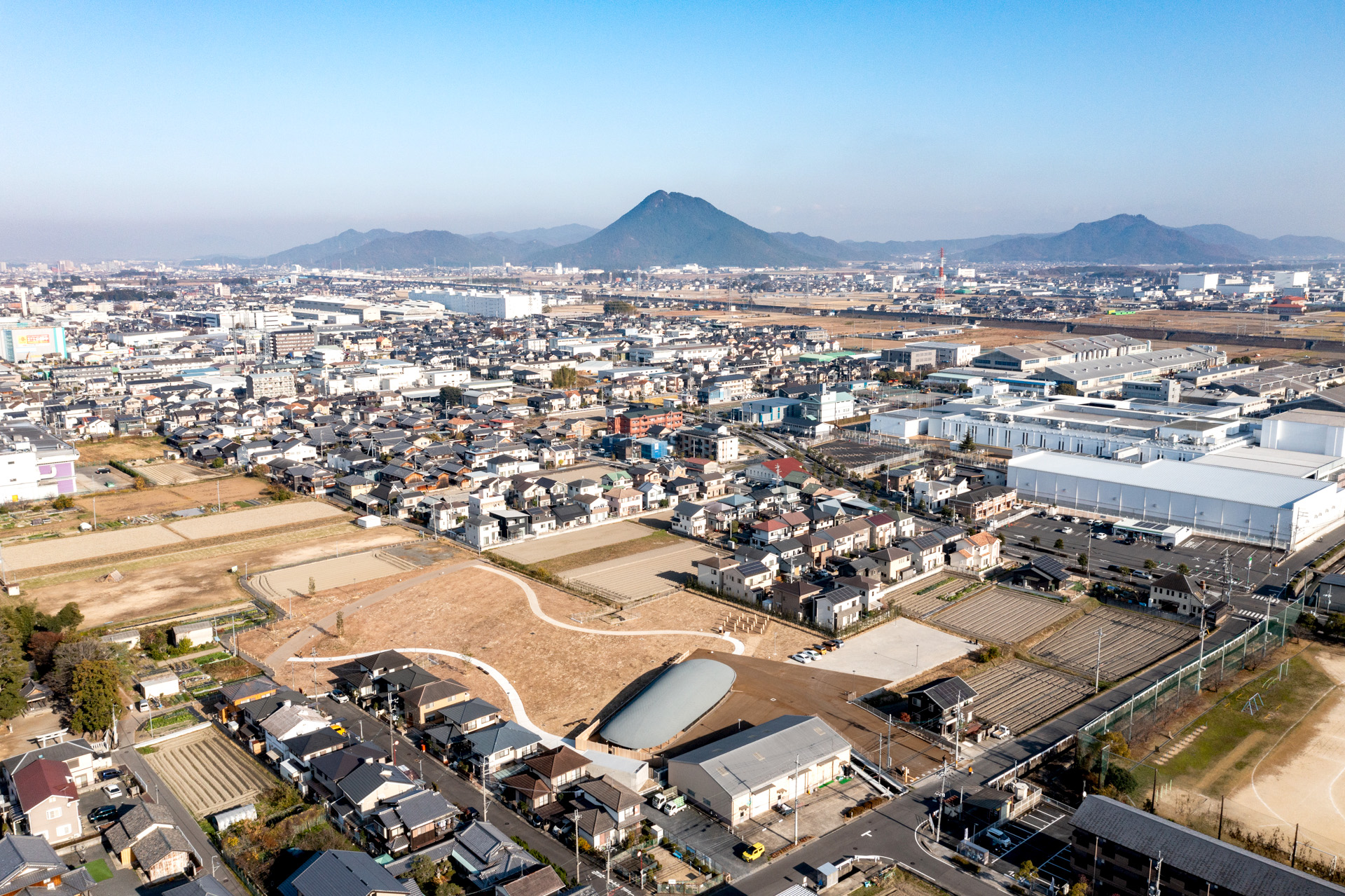 南西から見た空撮。