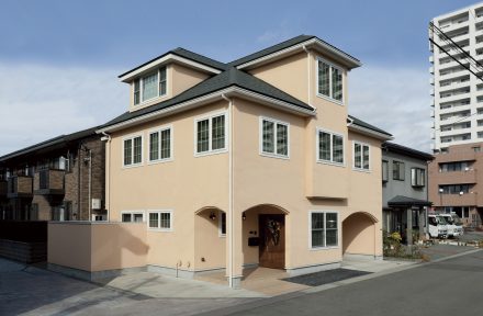 陽気な家族の3階建て アメリカンハウス