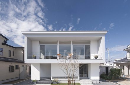 回遊を楽しむ 大きなバルコニーのある家