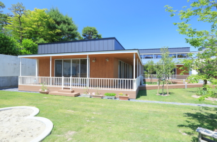 木の温もりが育むこども園