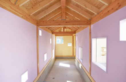 暖かい光で表情が変化する幼稚園